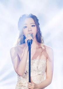 张靓颖吃瓜看娱乐圈